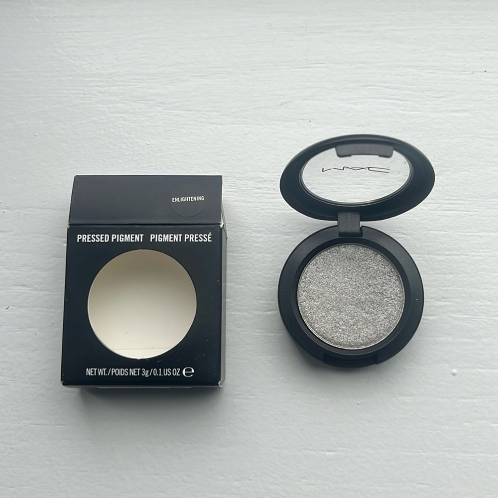MAC Cosmetics - Pressed Pigment - beautiful metallic eye shadow - Enlightening